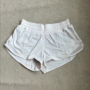 Lululemon White Hotty Hot 2.5 inch shorts